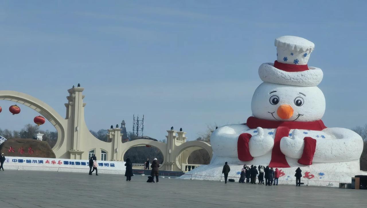 大雪人昨天还傲骄的伫立在太阳岛公园前面。很遗憾天气渐暖，今天大雪人就被拆除啦。不