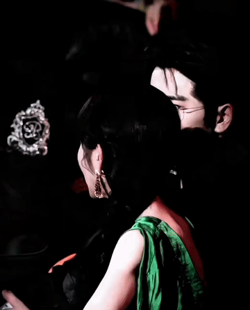 回看张凌赫对着田曦薇的表情，真的越看越上头，有种霸总宠溺的看着小娇妻在闹的感觉，