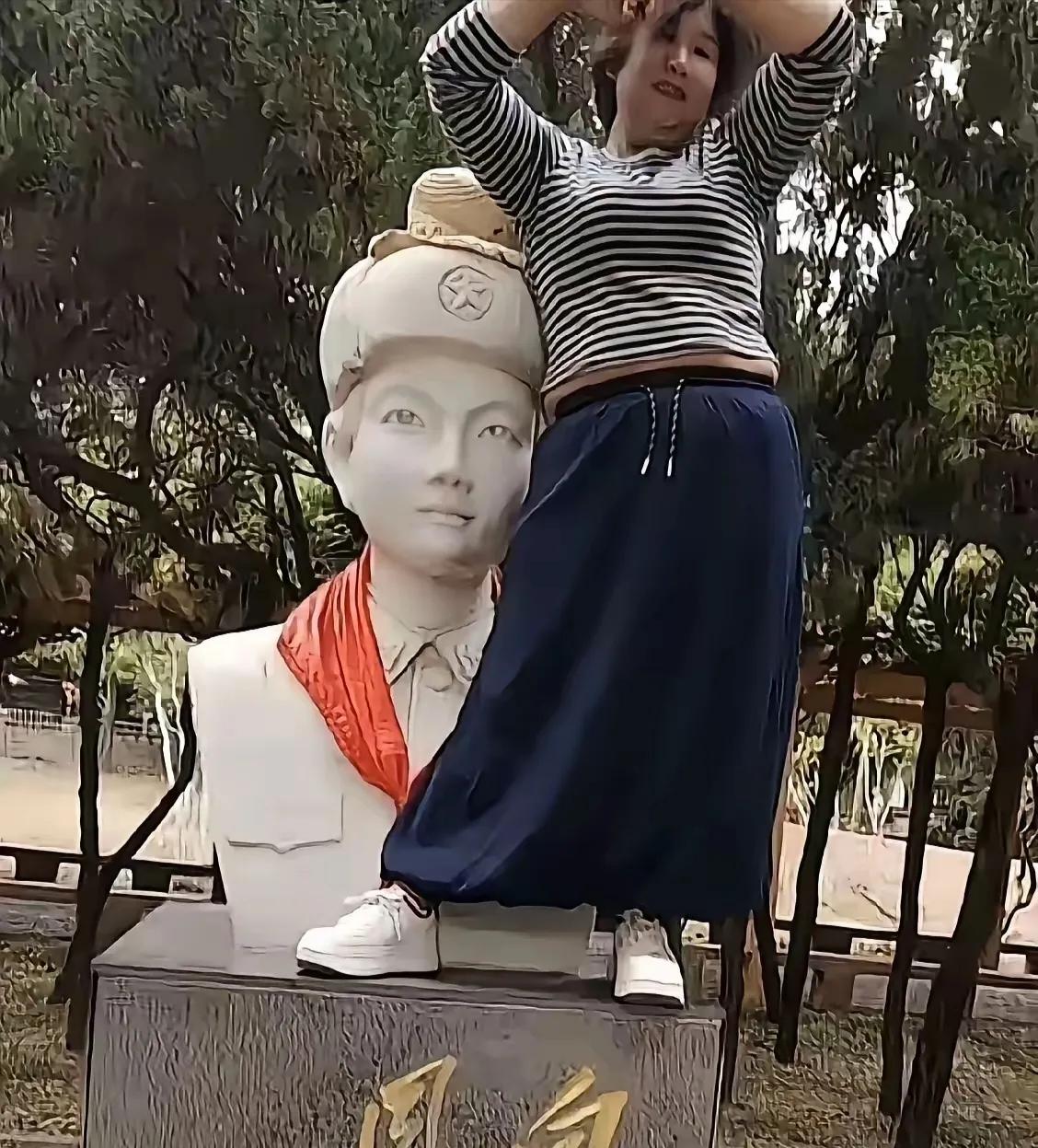 真是卧龙凤雏！前有光头骑李白，现有大妈踏雷锋。这位身材很哇塞的大妈，