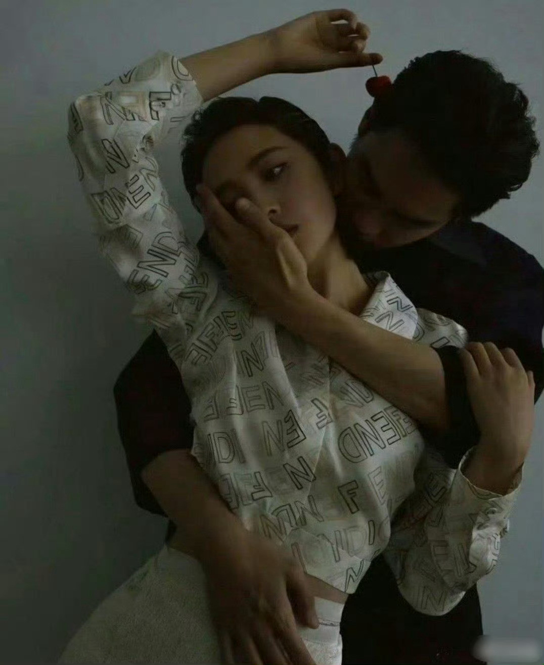 张若昀的手好大，唐艺昕的腰好细，这夫妻俩绝了！[爱心]​​​