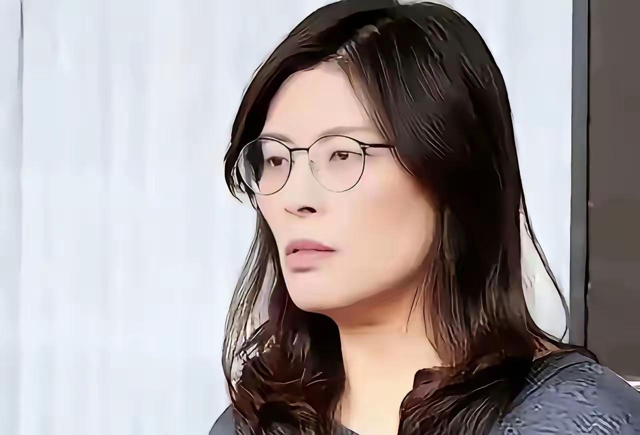 海峡两岸都不希望她去美国。可她就是不听劝，非要去。结果呢？到了美国，现实给了她
