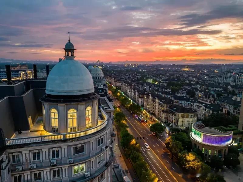 杭州一直有“东贫、西贵、南富、北贱”的说法。以前提到杭州，大家首先想到西湖，而西