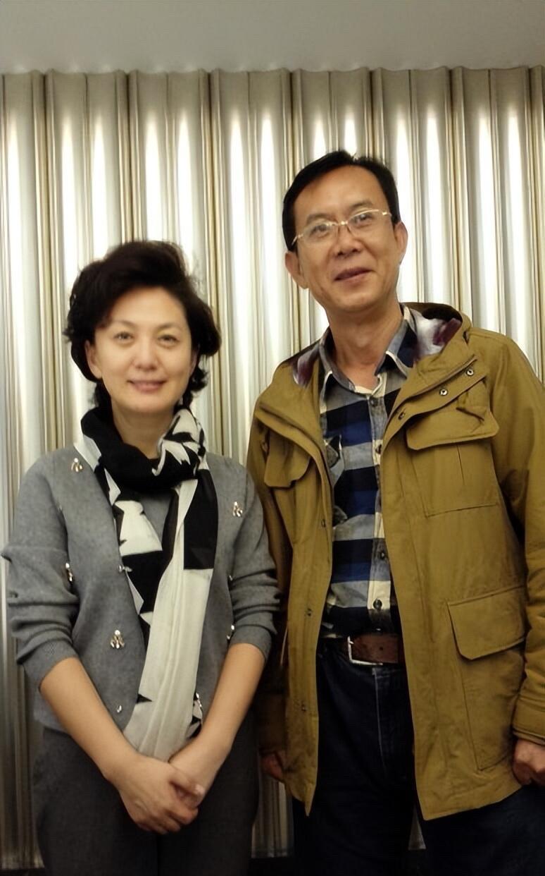 央视主持人里，最喜欢的就是这一对夫妻，感觉他们很低调，又从不炒作。海霞一身休闲装