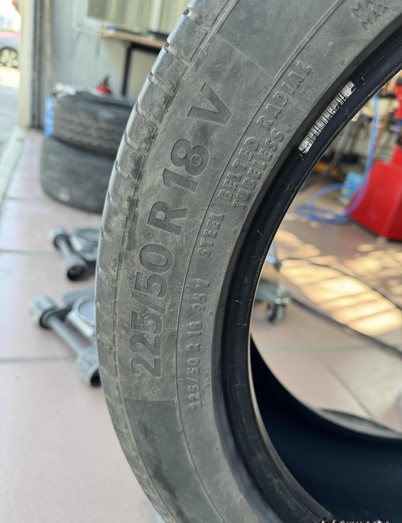 “前轮两条18寸胎，一共400，老板还包安装。”小李把付款截图发到车友群，瞬间