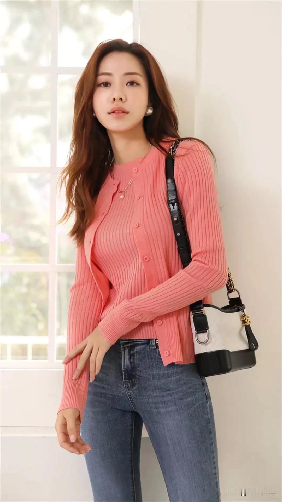 温柔粉橘色毛衣搭配牛仔裤，简直是时尚界的经典组合。直筒牛仔裤就很适合，它能修饰腿