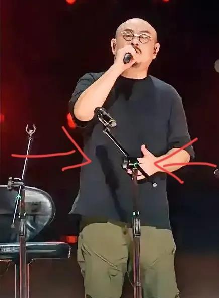 我问我老公，刀郎演唱会赚了那么多钱，为什么总穿那件黑T恤上台？我老公说：他线
