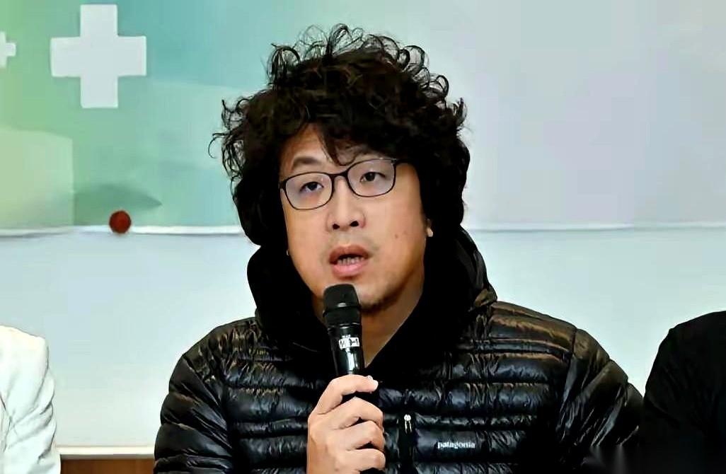 那张无人机俯瞰台北101的照片，你们都看了吧？就在咱们的镜头底下，那个叫沈伯洋