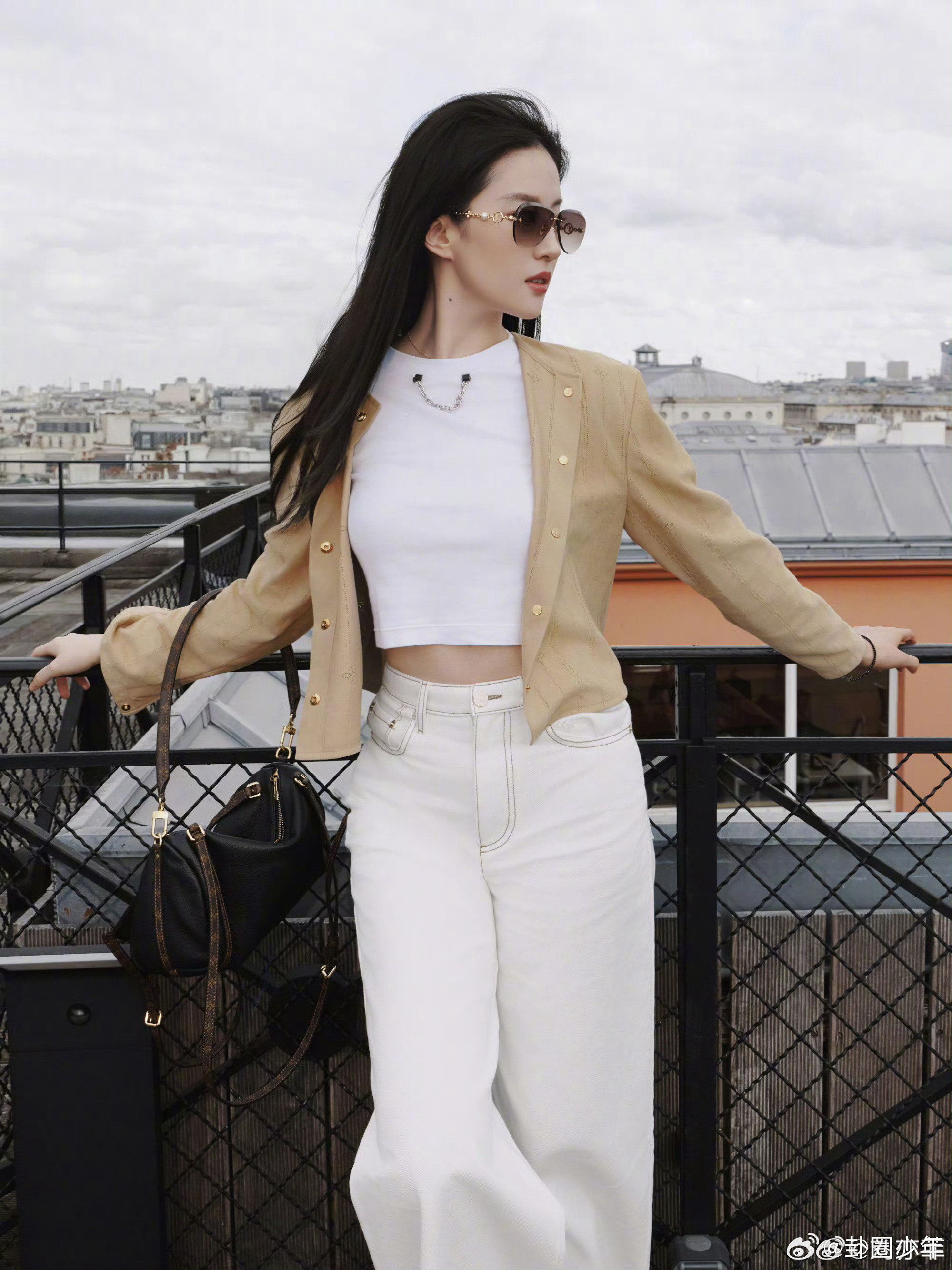 刘亦菲米兰街拍刘亦菲街拍明信片刘亦菲米兰街头随手一拍都是明信片质感，墨镜造型又美