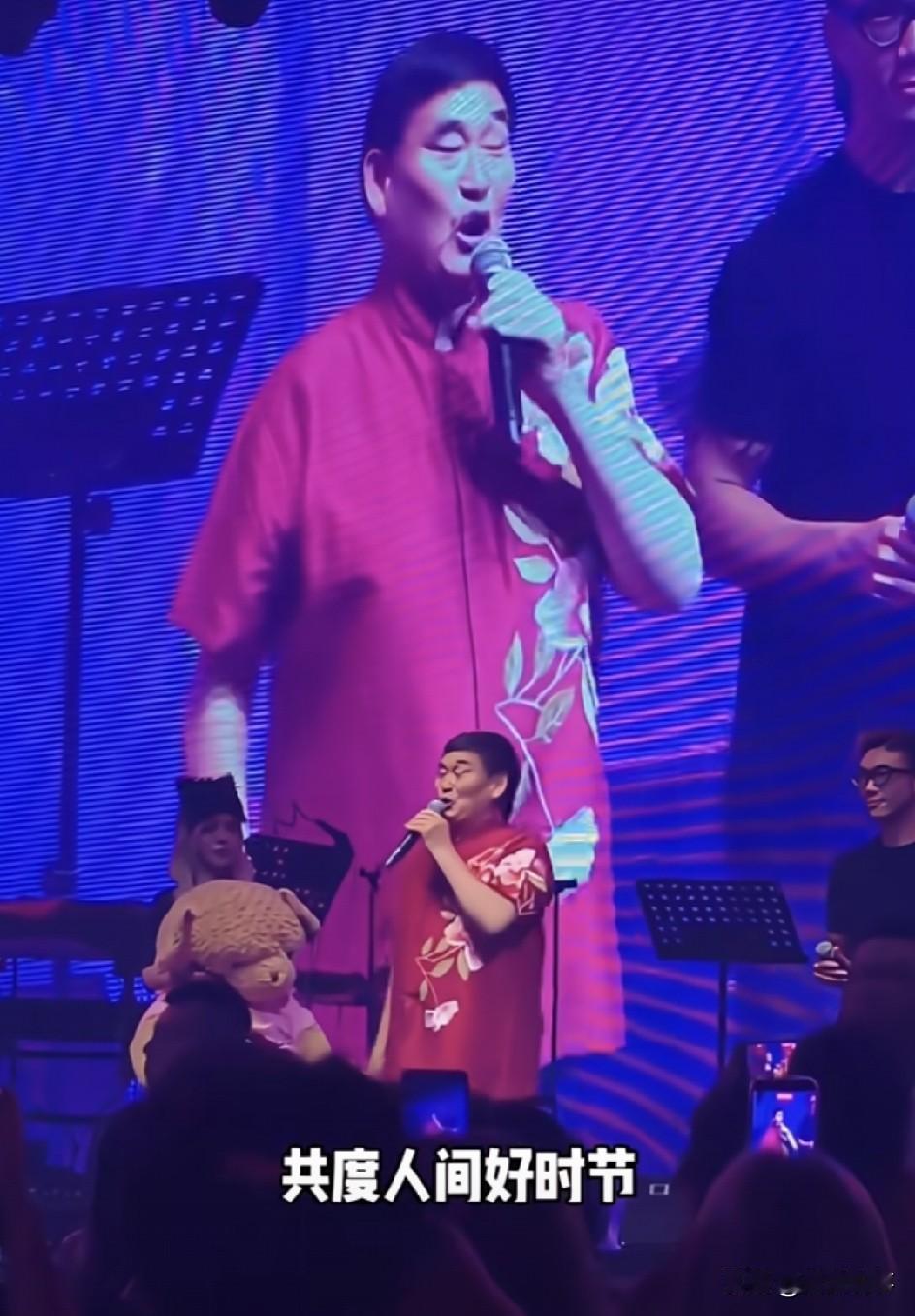 朱之文被辽宁某酒吧受邀到现场表演，没想到朱之文一上台不是直接进入唱歌环节，而是来