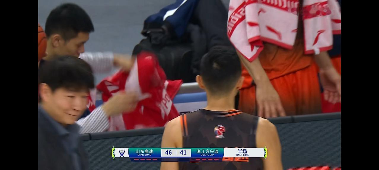 山东高速新援琼斯表现亮眼，无论防守和进攻都让人眼前一亮！CBA俱乐部杯季军争夺战