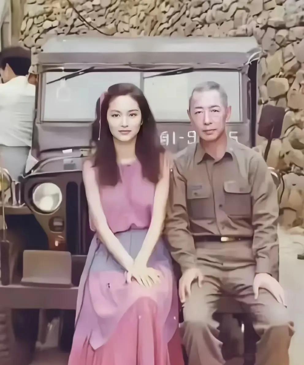 这位和父亲在一起合影的小美女，大家认出来是谁了吗？如果你没认出来，可以告诉我，我
