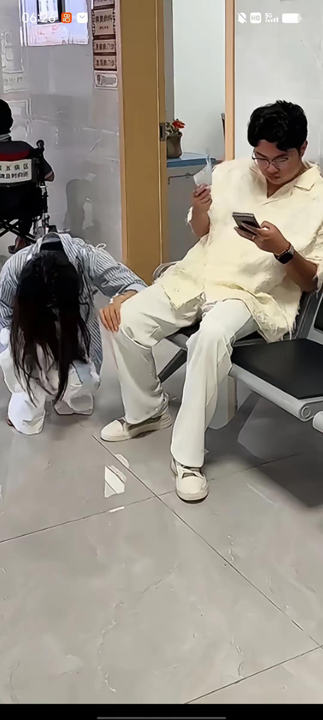 病房里的“现世报”：一场疼痛，照见婚姻最扎心的真相！冰冷的医院走廊里，刚做完