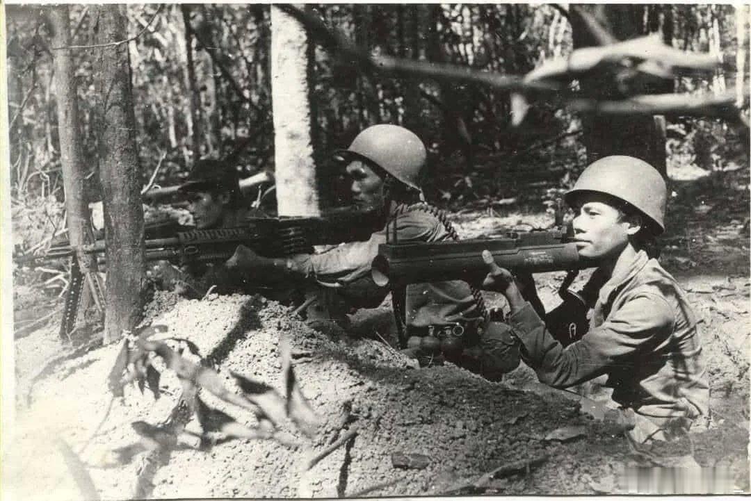 老照片：1978年底的侵柬越军，使用缴获南越的M-60机枪和M-72火箭筒，以及