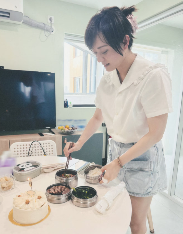 今天是孙俪的生日，所以午餐比昨天丰盛多了，不仅有肉，还有蛋糕和巧克力!今天孙俪