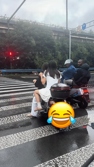 两名女孩在十字路口等红灯的时候，意外偶遇两个黑人男子。这俩女孩竟然主动和他们搭