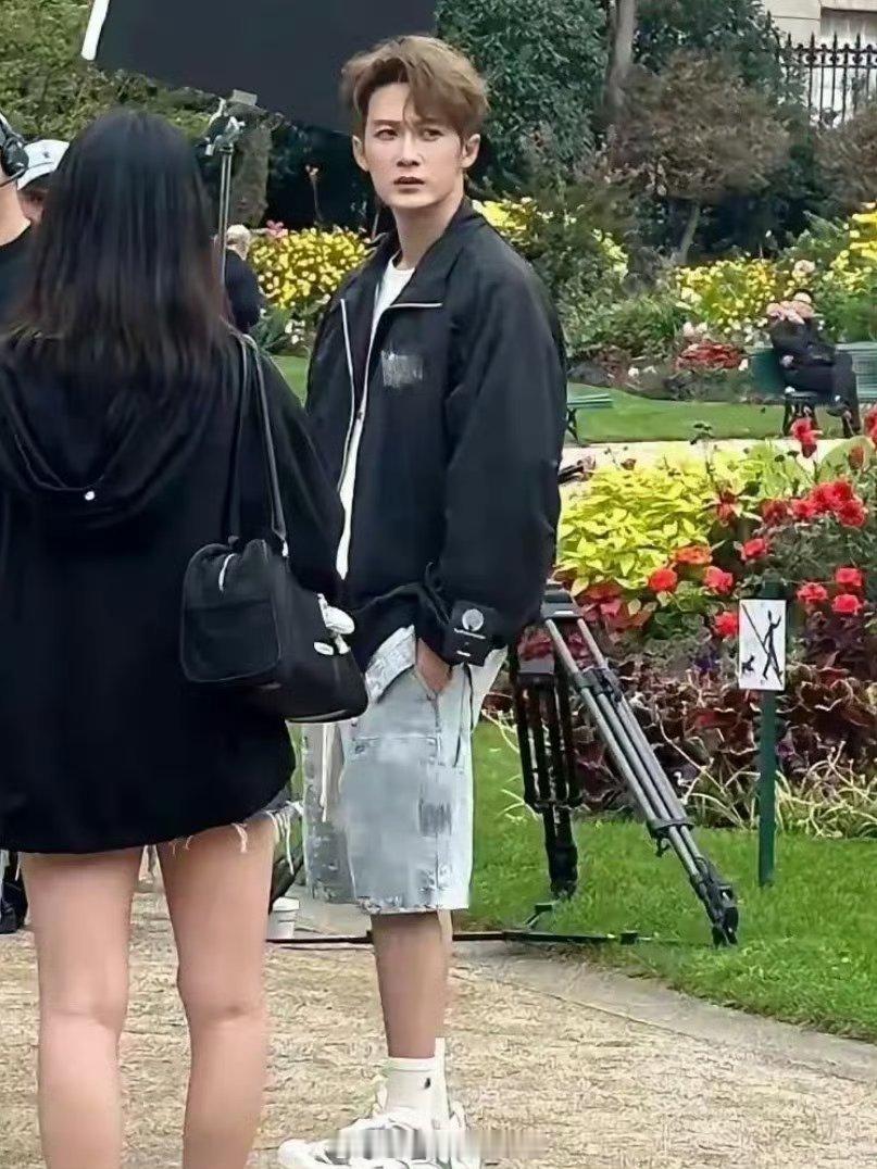 檀健次在路人镜头里，虽然个子不算高，怎么给人却是身材高大的感觉？