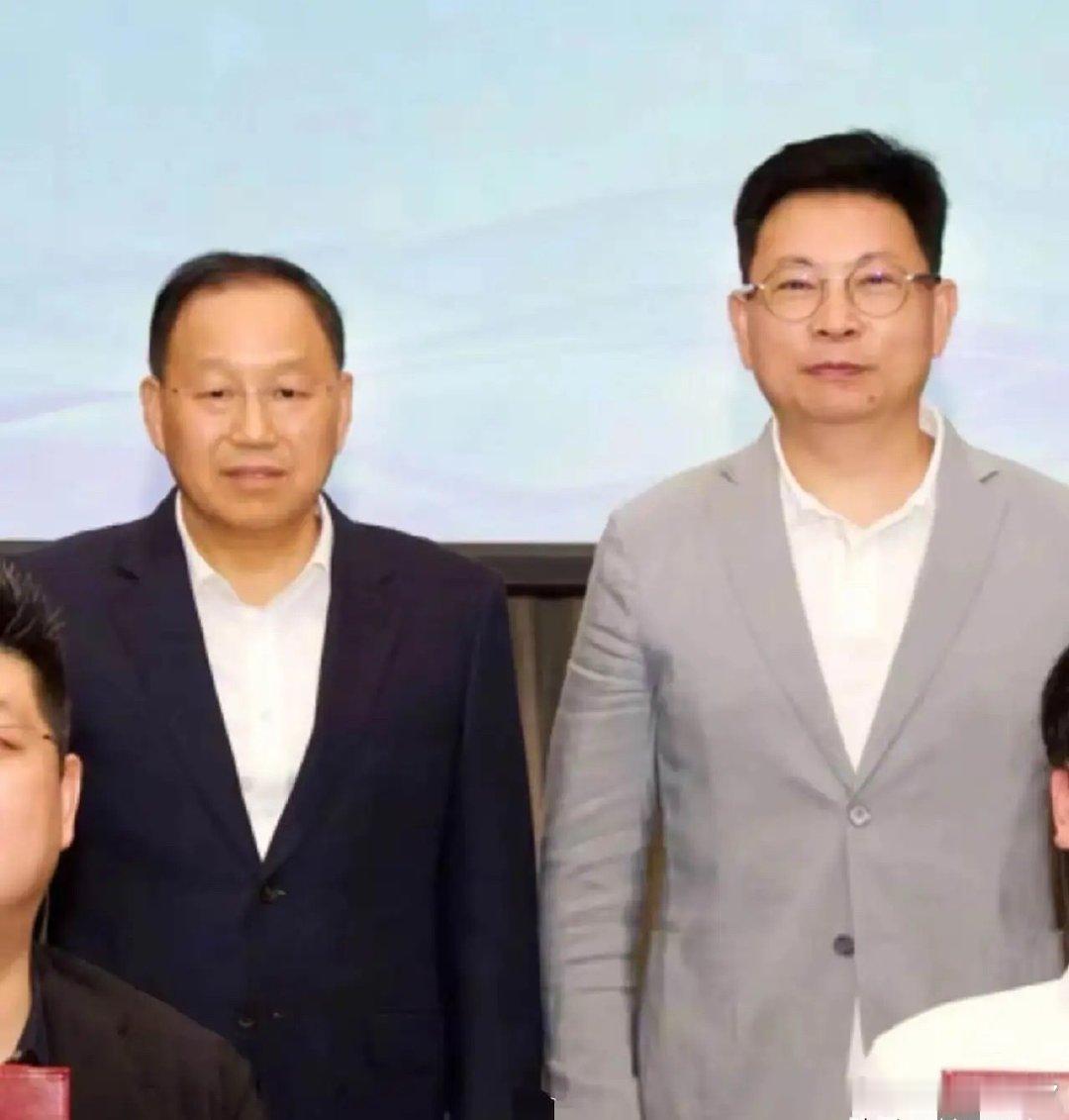 什么是能力配不上野心？看看张家父子你就明白了。当年赛力斯困在生死线边缘，年销量不足10万辆，连主流赛