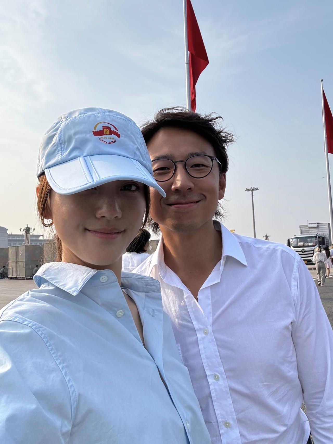 香港女星吴千语和老公施伯雄一起到天安门看阅兵，夫妻俩穿着衬衫，戴着纪念抗战胜利8