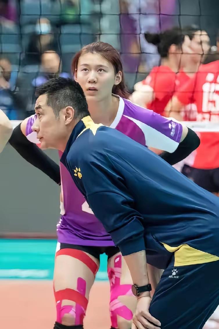 天津女排在排超联赛中的作用举足轻重，不仅帮助半支国家队的江苏女排在金局中得到了极