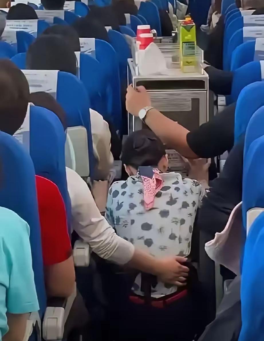 明眼人都看出来了，空姐下跪道歉，根本不是服务过错，完全是被乘客无理逼迫，太让