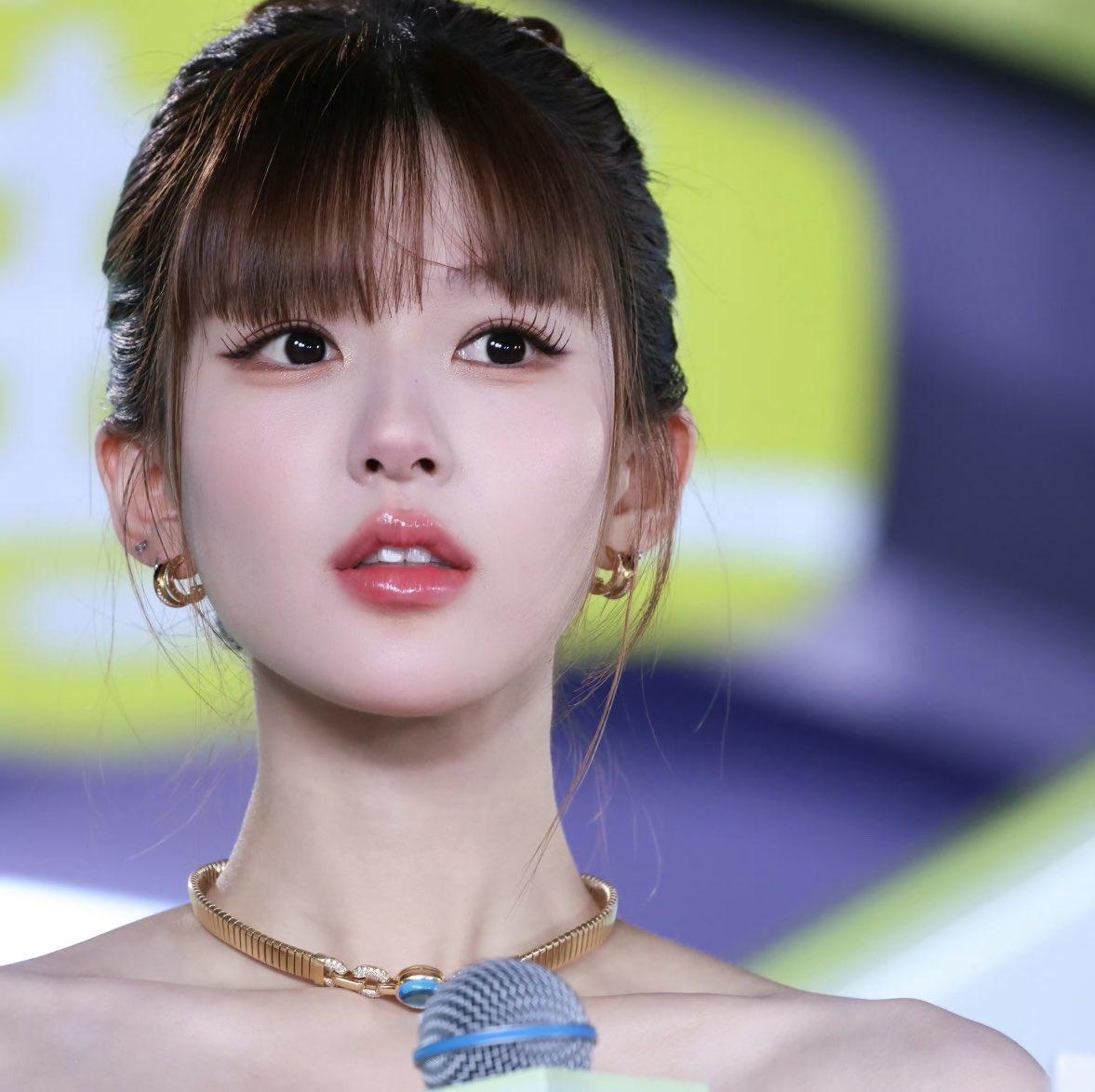 韩国女星罗莎真的太惊艳了，但感觉应该是整了点东西吧。