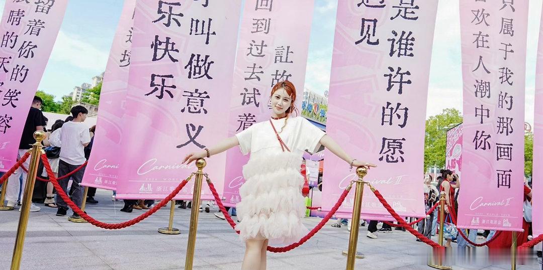 杰伦演唱会粉丝出片的心按耐不住了巨型吉祥物打卡周杰伦演唱会引围观🎀专属应援绶带