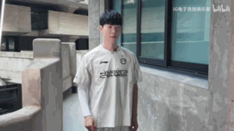 爱笑还是挺有魄力的，除了换的人不对没啥指责的，他要是把bin买去，把圣枪哥送去b