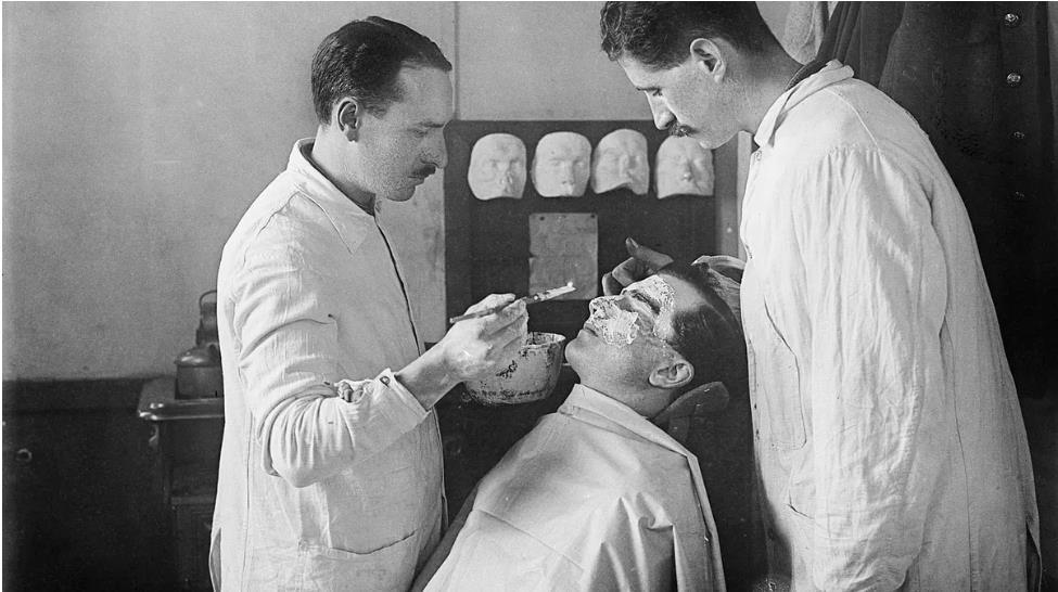 这是一张满是时代重量的照片，定格了一战时期一项特殊的医疗救治场景。一位医护人员