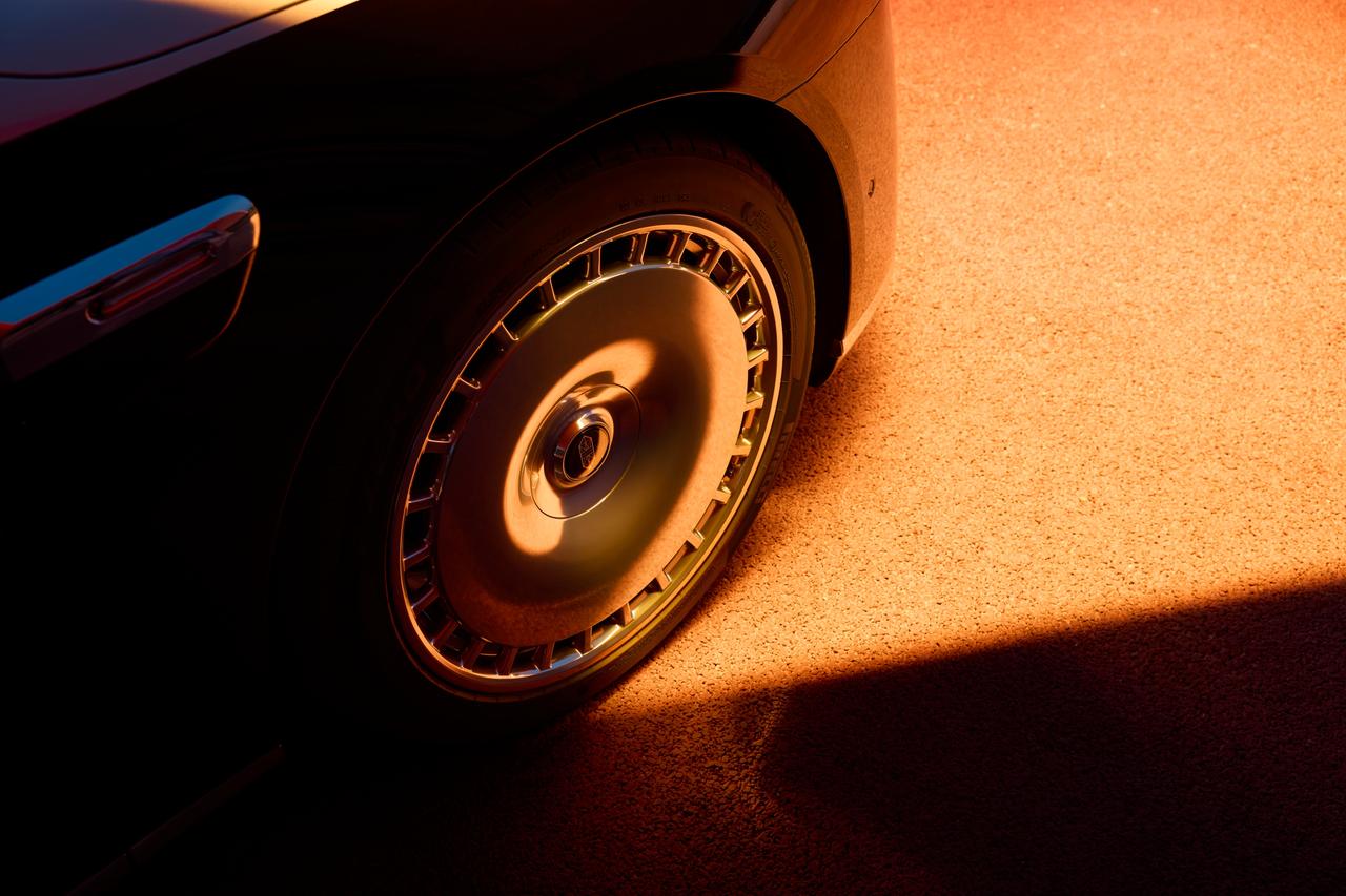 余总在尊界S800万台车下线现场，发表了致辞，谈起了车主们的真实反馈。好几个