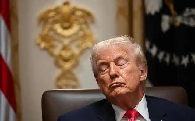 特朗普曾再次通告全球：台湾问题是中国自己的问题，美国尊重中国的任何一个举动，中国