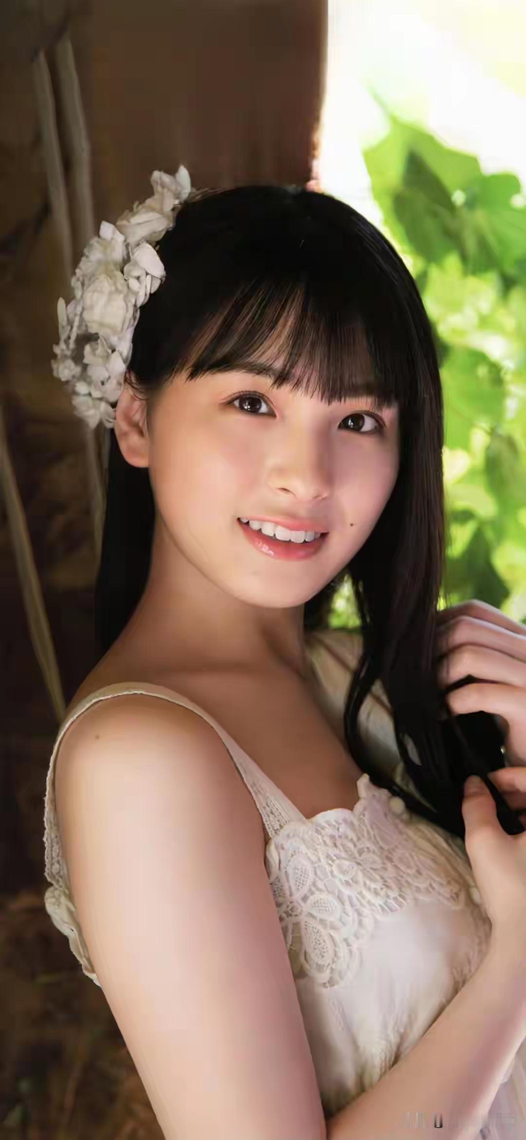 甜美少女，花环点缀，微笑动人