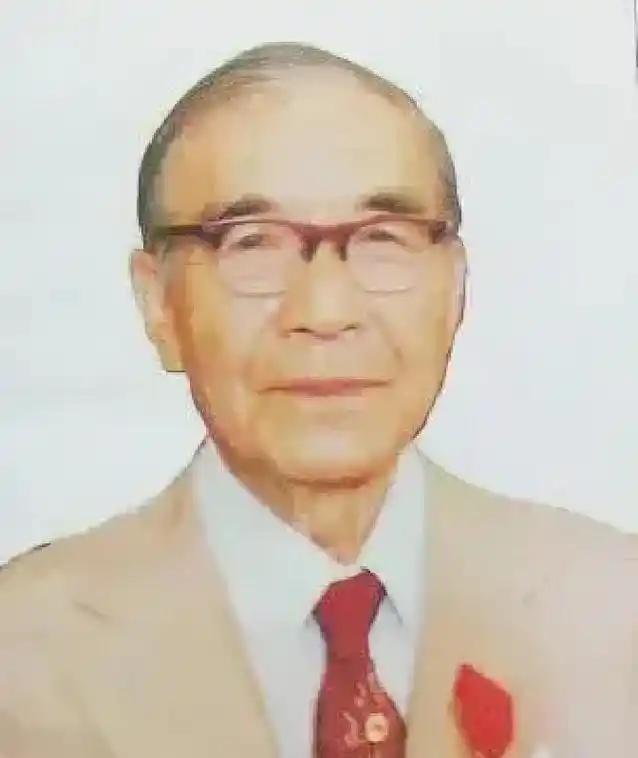 有天晚上，85岁的医学泰斗邝安堃喝多了，一把抱住家里23岁的小保姆，嘴里喊着亡妻