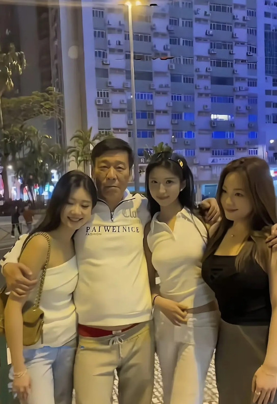 中间那个男人叫啥，有什么魅力
