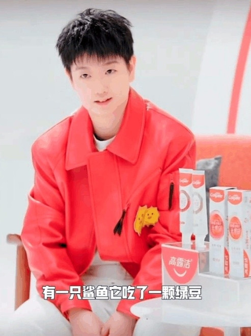 莎莎猜冷笑话：“绿豆沙，大白鲨！”主持人问她鲨鱼吃绿豆变成啥，她秒答绿豆沙。