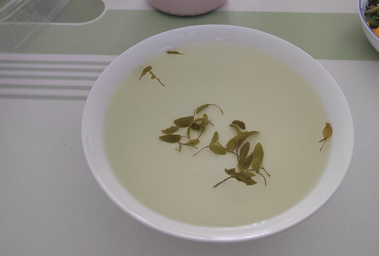 午餐不喝粥，一碗清茶也不错。酸枣芽叶子泡的，有股淡淡的腥味。但感觉很不错，有