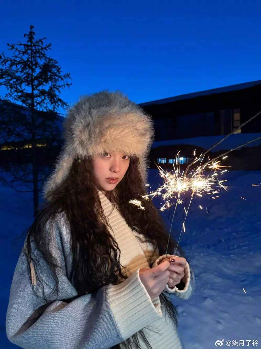 分享娱乐欧阳娜娜雪地甜笑少女感满满手拿烟花棒灵动俏皮