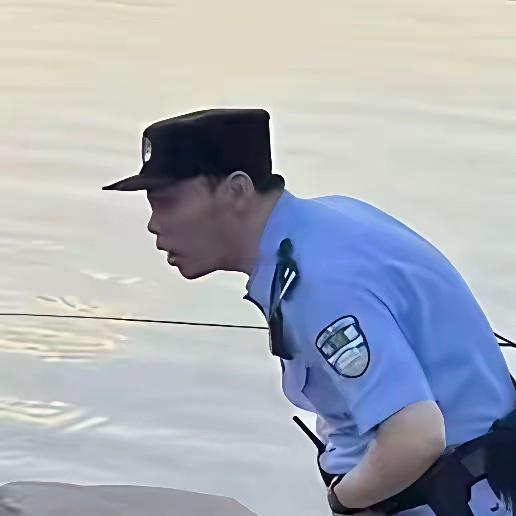 （论钓鱼佬的装备有多齐全）警察：啊？度假来了！这个大哥绝对专业，我一直以为我的装