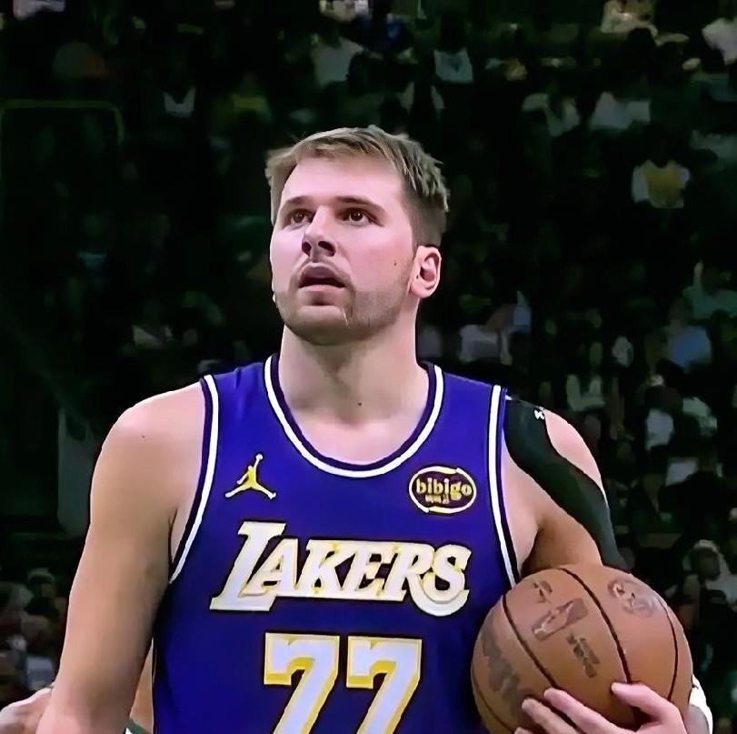 湖人客场24分大胜雄鹿！！没想到正负值最高的是这3位球员！！！拉拉维亚：上场3