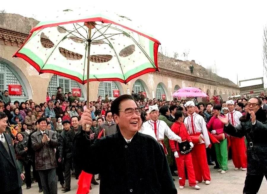 “总理扭秧歌”的照片当年登上头版,有人笑:这是拜年还是作秀?延安枣园的老乡不