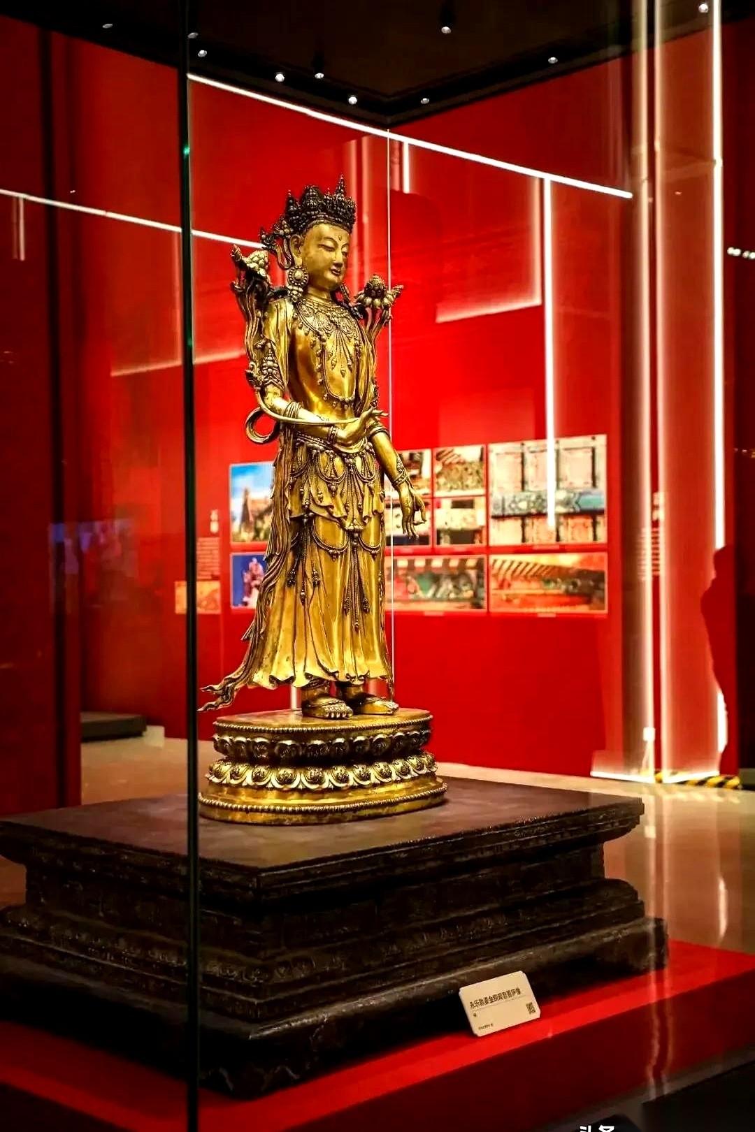 佛像里塞了张旧报纸。就这点事儿，一堆人瞬间脑补出一部年度阴谋大戏，说商家夹带私