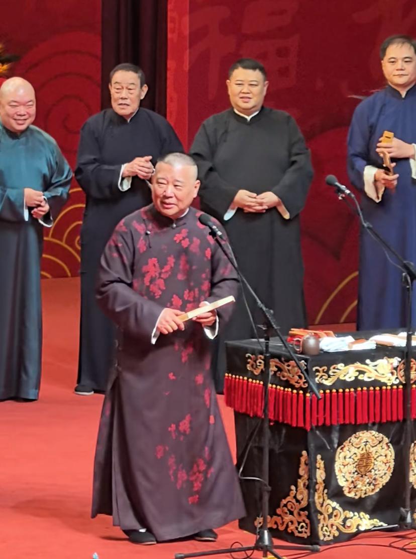 【著名相声演员杨威对岳云鹏的这个表情，让人看得出杨威的格局！】近日，著名相声演