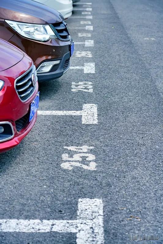 国家发改委：老旧小区的“犄角旮旯”要变停车位了！晚上8点回家，绕小区转