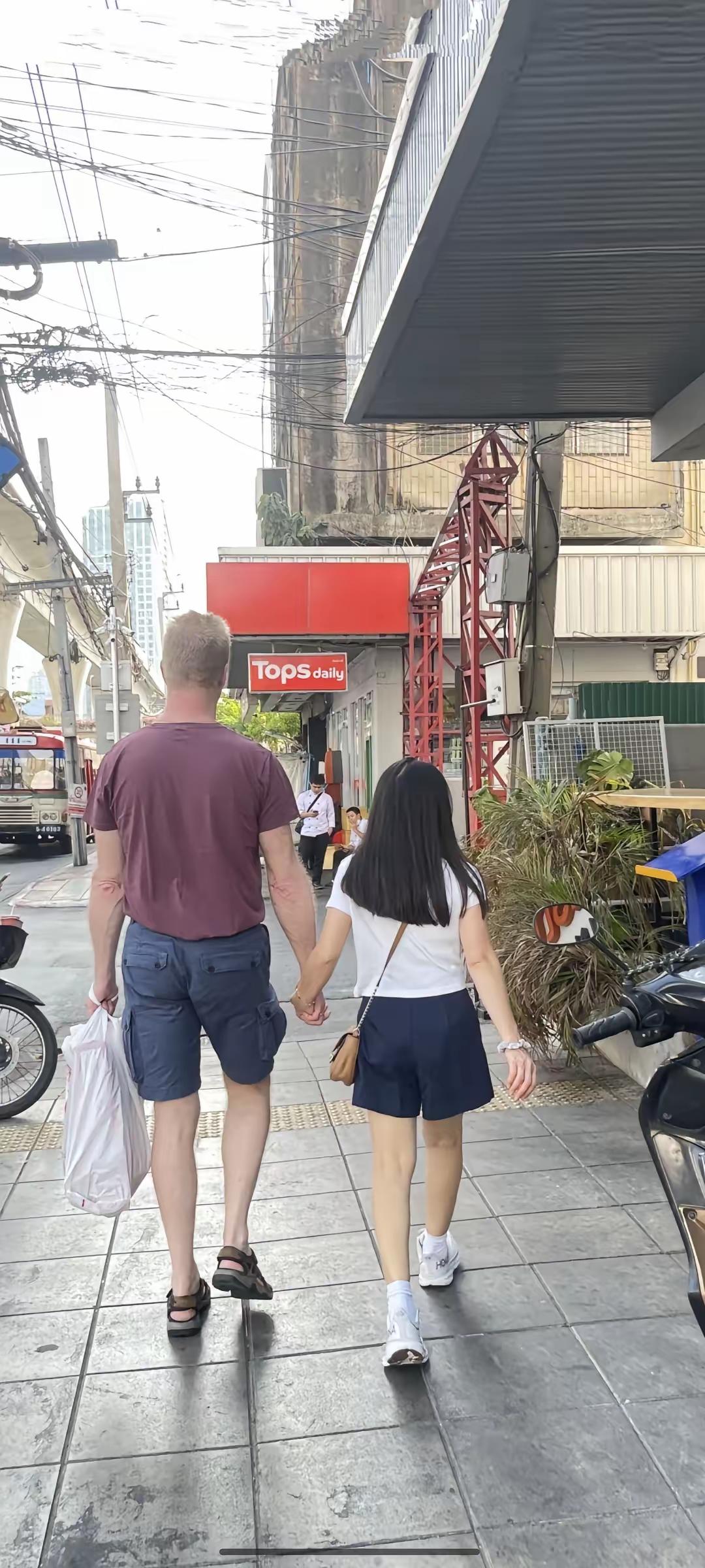 来到泰国芭提雅，街头最扎眼的风景，莫过于白发外籍大叔牵着年轻泰国女孩，拎着食