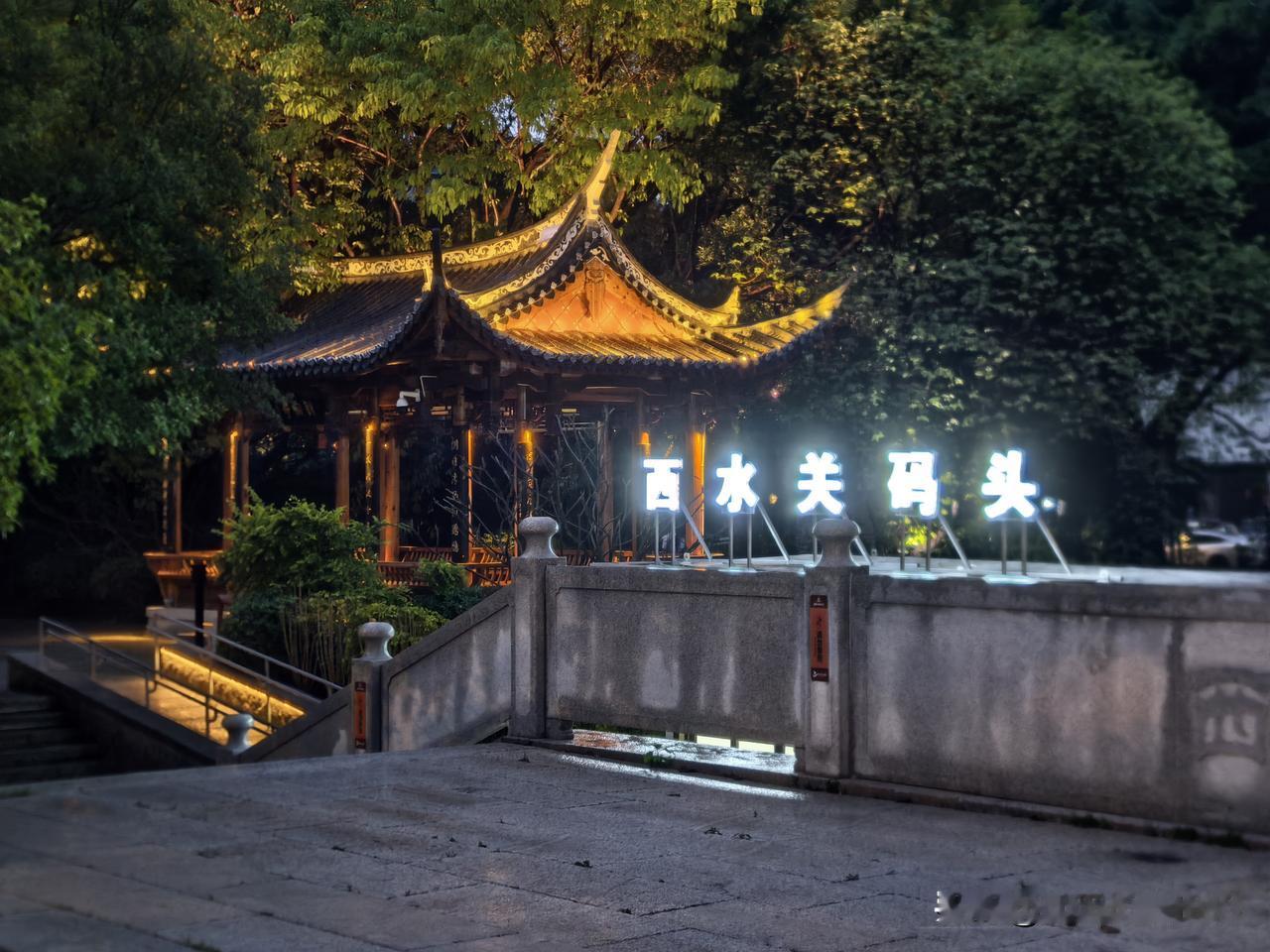 在白马河公园，我见到了福州四大守护神之一的张伯玉塑像。记得以前这塑像似乎是在金牛