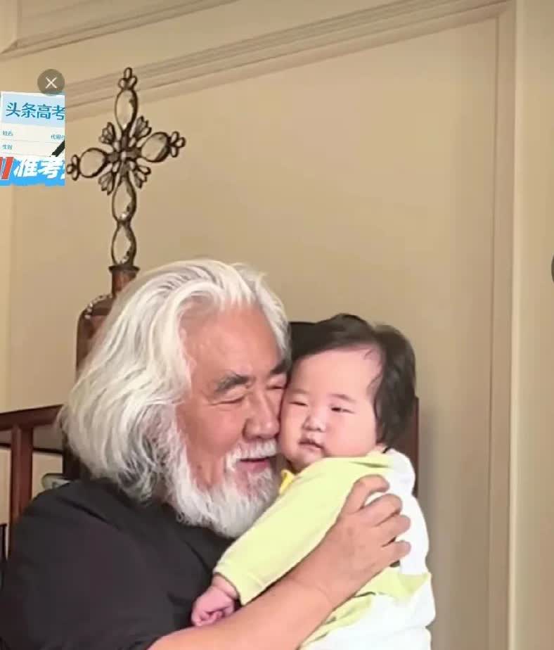 张纪中的爱女，小女儿小龙珠转眼间几个月了，胖嘟嘟的小脸很是可爱小龙珠是张纪中