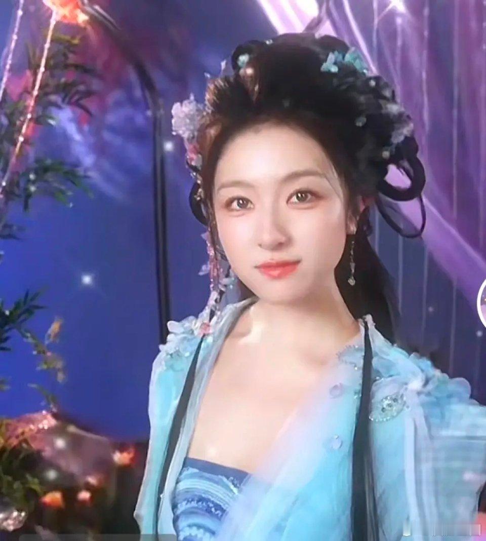 李兰迪在这么厚的美颜滤镜下依旧很普​​​