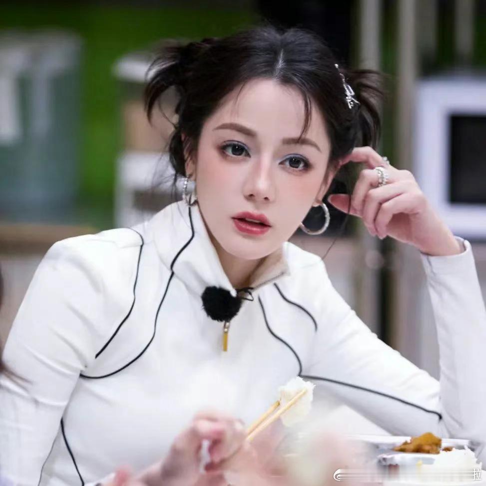 热巴下一部准备签谍战剧，她怕大粉会闹，团队提前给粉丝打预防针，说她要接新题材，大
