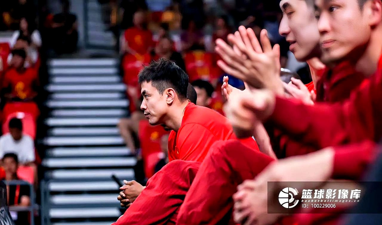 名单一出，球评群直接吵翻。亚运会中国男篮定下14人：内线只带胡金秋、焦泊乔、余嘉豪；后场堆到天花板—