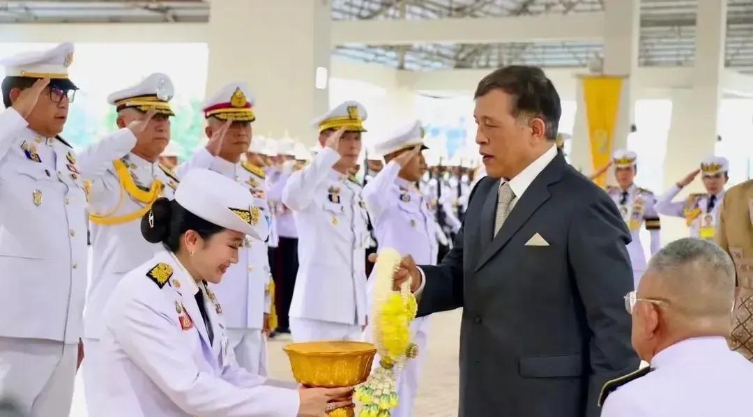 泰国国王拉玛十世也没能护佩通坦周全，据报道，7月14日，国家反腐委员会一致同意，