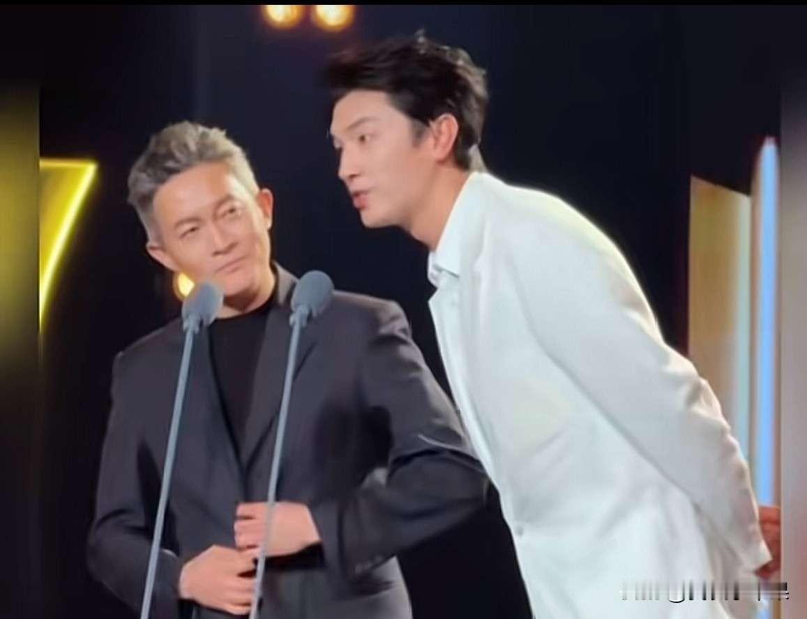 杨志刚高考英语145分。结果在新加坡的颁奖台上，他就说了句“Mynamei